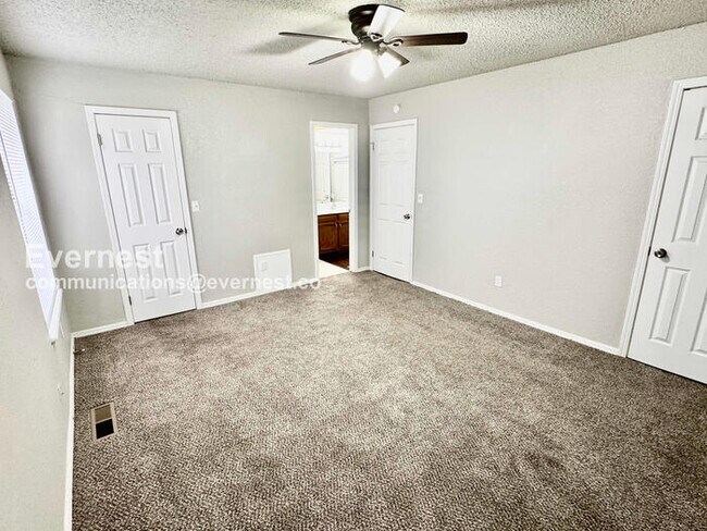 Building Photo - 3 Bed, 2 Bath Home with Garage / Pet-Friendly / Available Now!