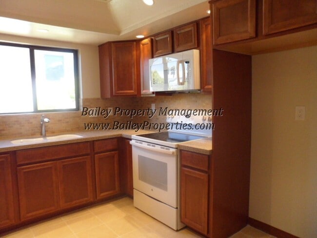 Building Photo - Gorgeous Seascape Townhouse