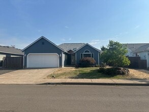 Building Photo - Beautiful 3 bedroom 2 bathroom house in a ...
