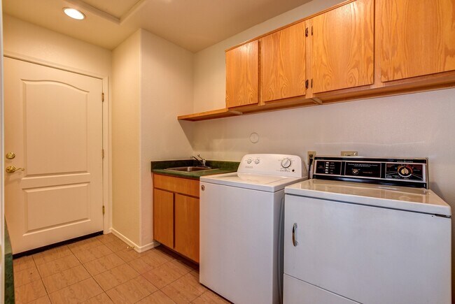Building Photo - Large 3 bedroom 2 bathroom home in Prescott