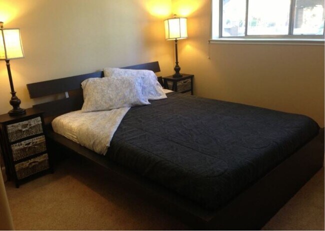 Building Photo - Long term furnished rental