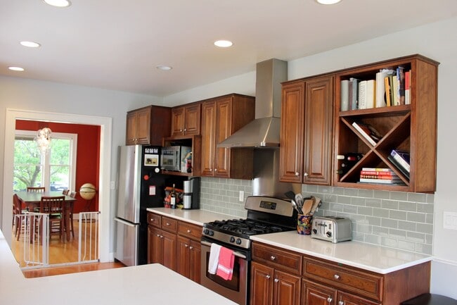Building Photo - Beautiful Queen Anne Craftsman Home!