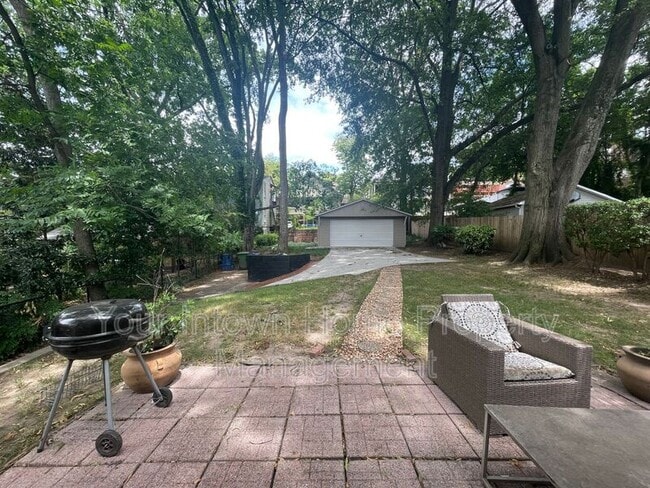 Building Photo - 639 Somerset Terrace NE