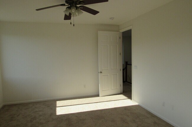 Building Photo - Gorgeous 4 Bed/2.5 Bath in Perfect Pittsburg Location