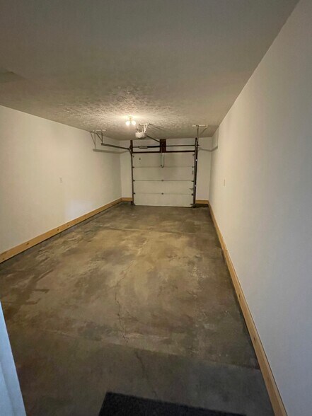 Building Photo - 10721 N Park Ave