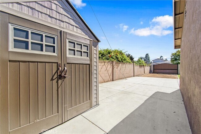 Building Photo - 5892 Meadowlark Dr