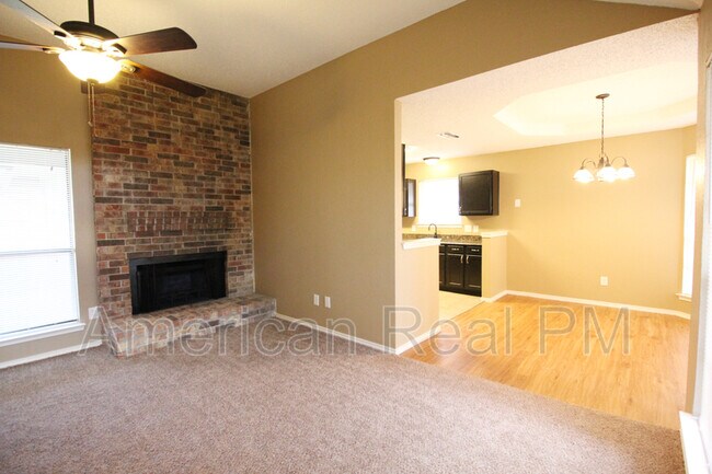 Building Photo - 2622 Hartford Ln