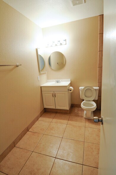 Hall Bath - 2417 S Newberry Rd