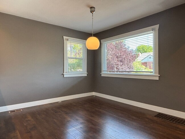 Building Photo - Stunning Remodel Near 9th & 9th!