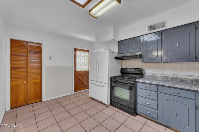 Building Photo - 252 Trinity Pl