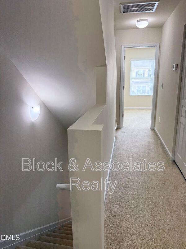 Building Photo - 8527 Quarton Dr