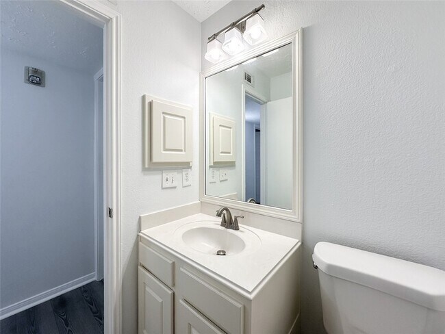 Building Photo - 8051 Bay Branch Dr