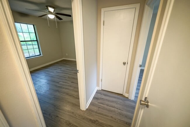 Building Photo - 8407 Lenova Ln