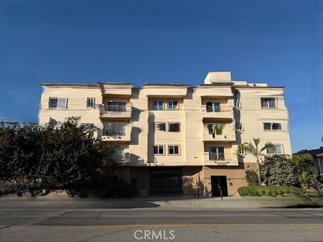 Building Photo - 13525 Vanowen St