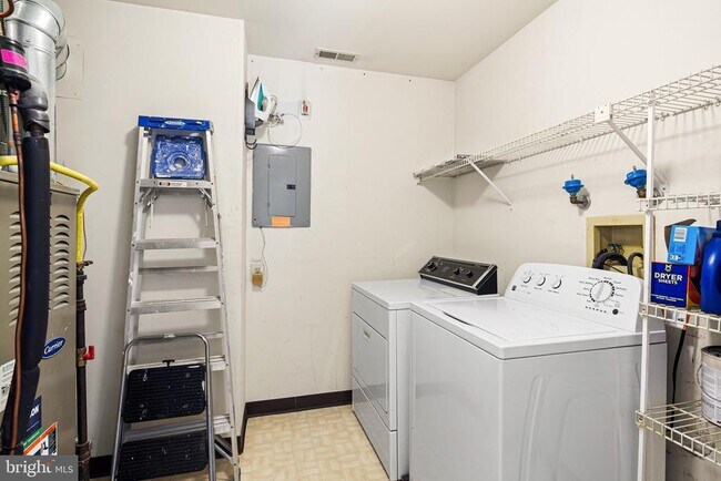 Building Photo - 107 Sweetwater Dr