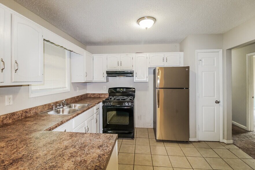 Building Photo - 481 Village Square Ct