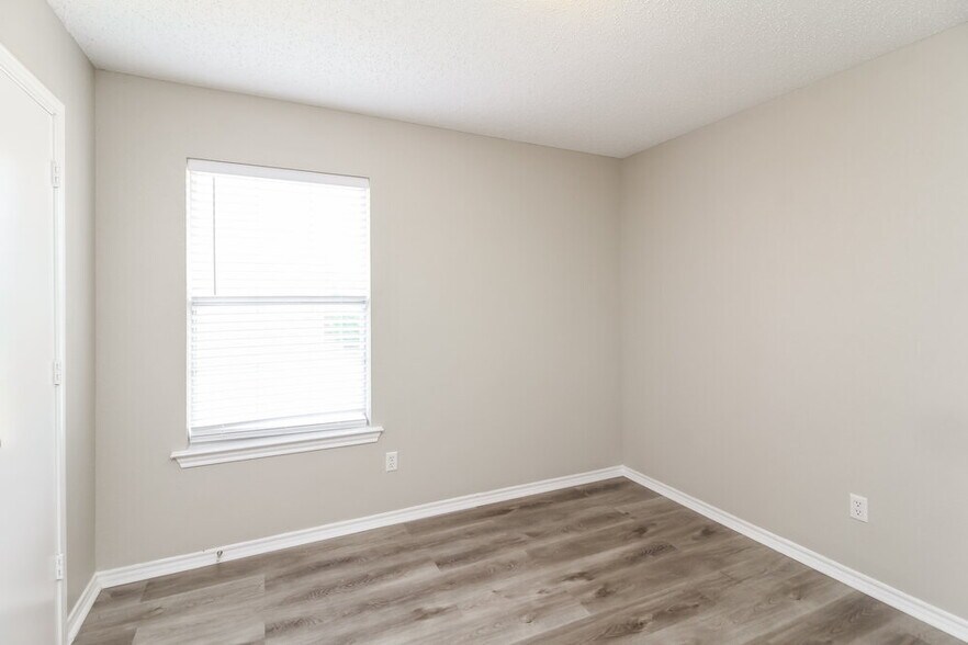Building Photo - 321 Sondra Way