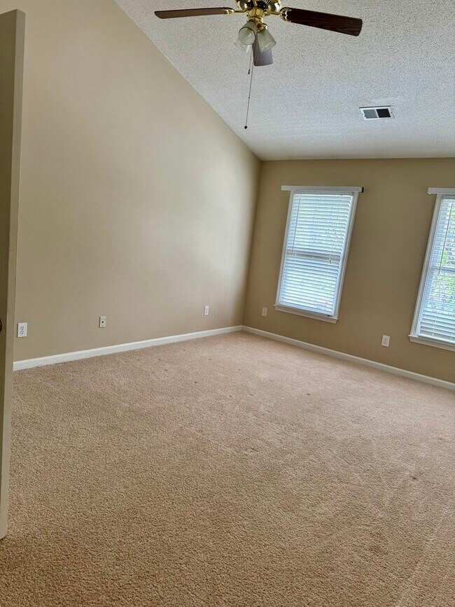 Building Photo - 3004 Southhampton Dr