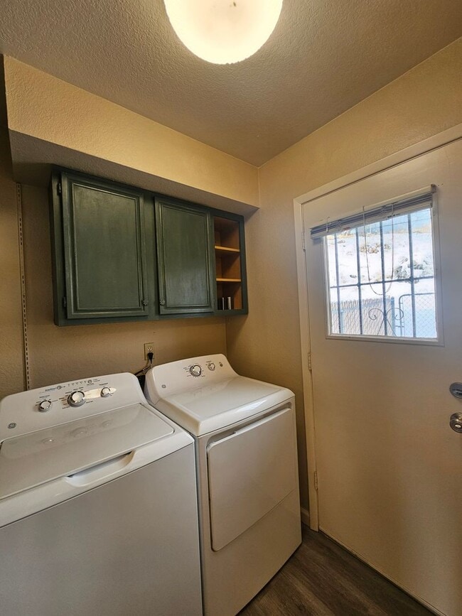 Building Photo - Immaculate 2 Bedroom Unit - Close to UNR!