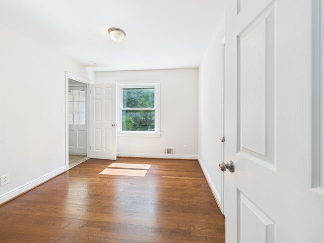 Building Photo - 955 Barlen Dr