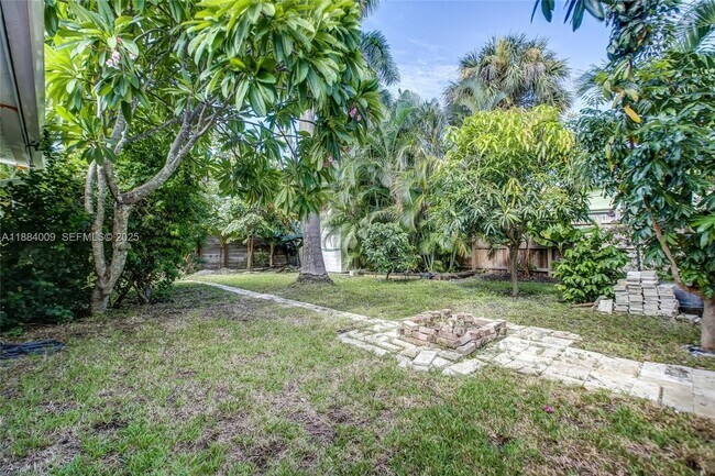 Building Photo - 2601 NE 11th Ct