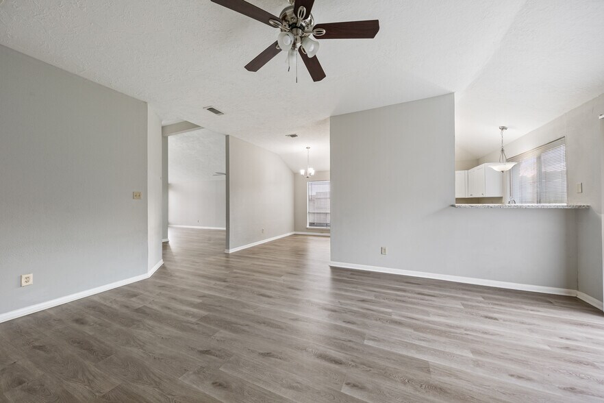 Building Photo - 10530 Rippling Fields Dr