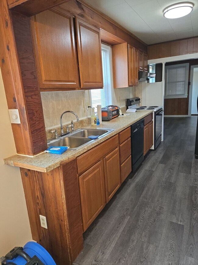 Building Photo - Charming 2-Bedroom Single-Family Home with Patio & Storage Shed