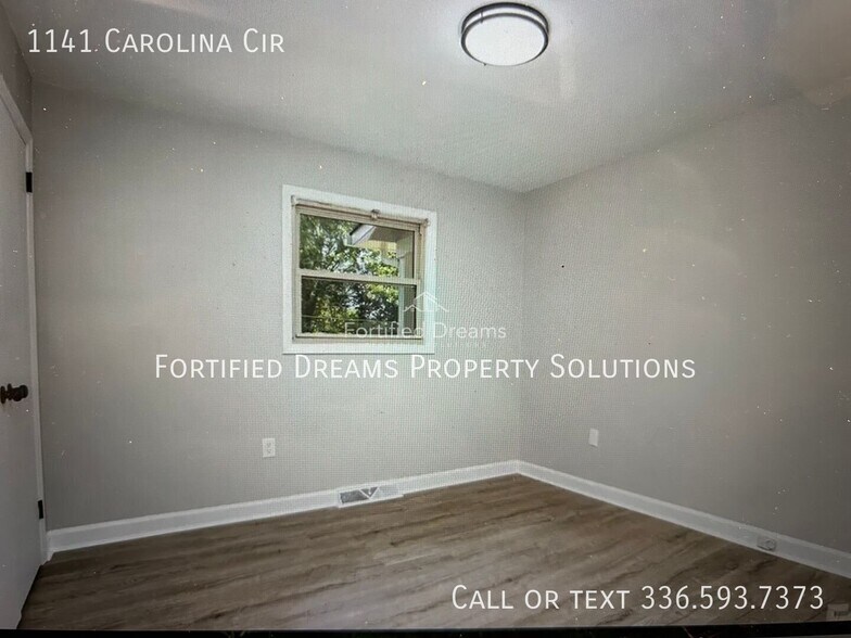 Building Photo - 1141 Carolina Cir