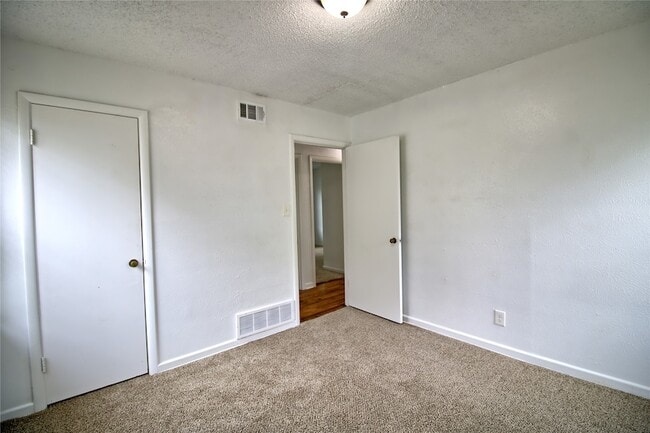 Building Photo - 115 Charles Ln