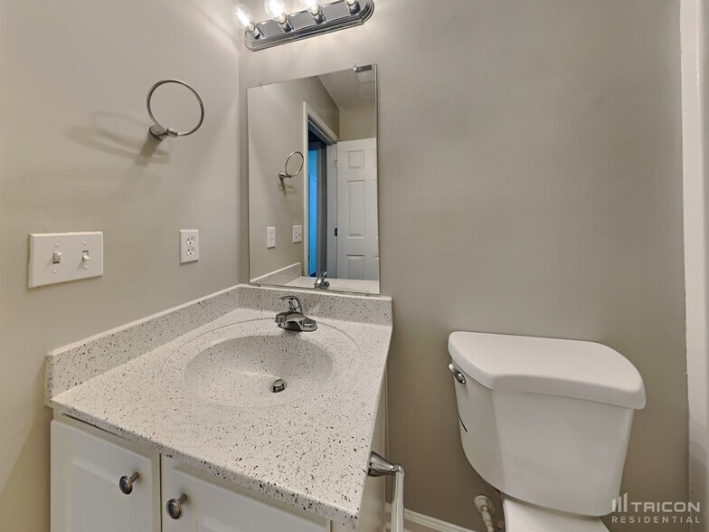 Building Photo - 455 Hunters Crossing Dr