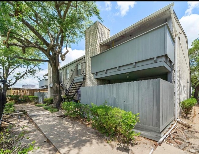 Building Photo - 9797 Leawood Blvd