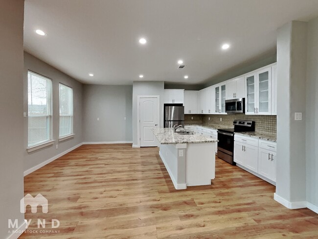 Building Photo - 712 Perry Ave