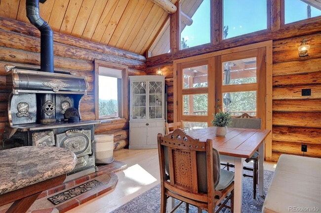 Building Photo - Mountain Log Home for Rent with views and ...