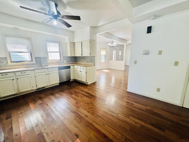 Building Photo - "Spacious 5-Bedroom Retreat with Elegant Hardwood Floors in Vibrant Minneapolis Neighborhood!"