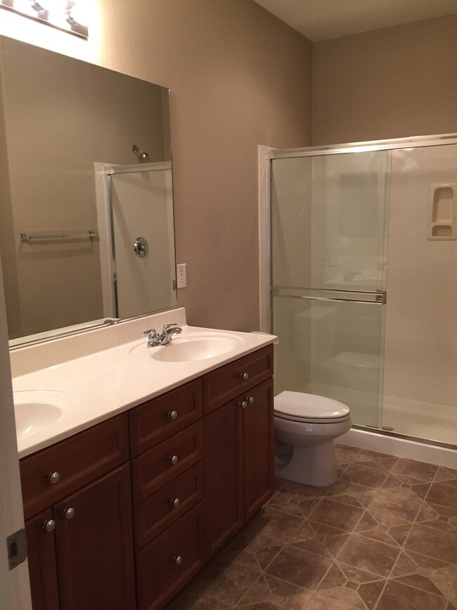 Building Photo - Large 2 Bedroom Sterling Ridge Town Home with 2 car garage