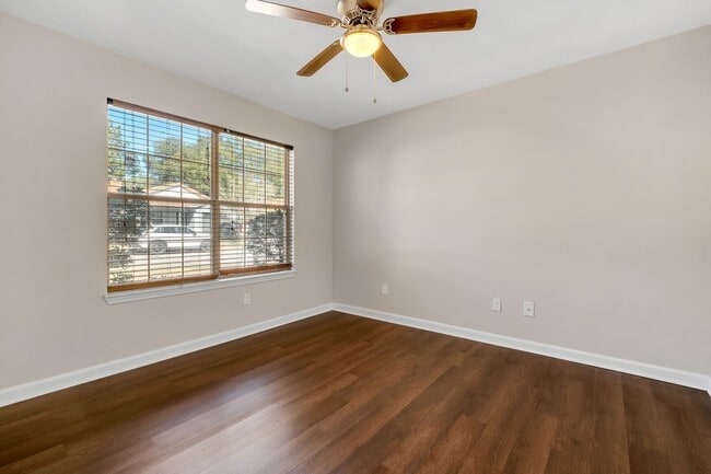 Building Photo - Cozy 3 Bedroom, 2 Bathroom abode with 2 car garage