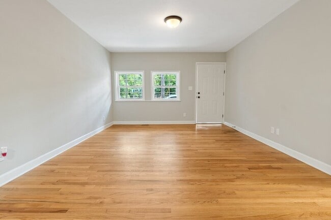 Building Photo - 852 N May St