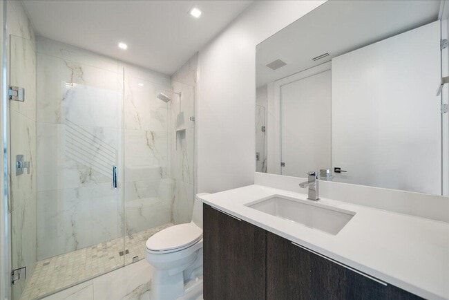 Building Photo - 1052 N Victoria Park Rd