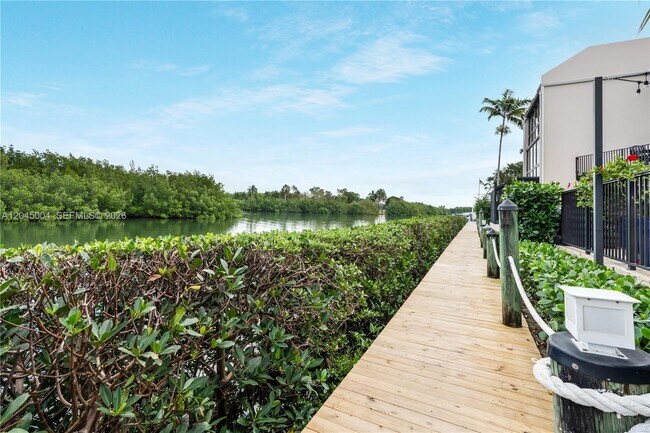 Building Photo - 6230 Paradise Point Dr