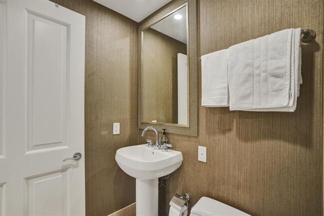 Building Photo - 17875 Collins Ave