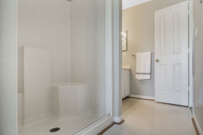 Building Photo - Updated 3-Bed, 2.5-Bath Yorktown Condo with Modern Kitchen, Parking & Community Amenities