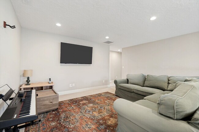 Building Photo - Upscale Home Available in Herriman