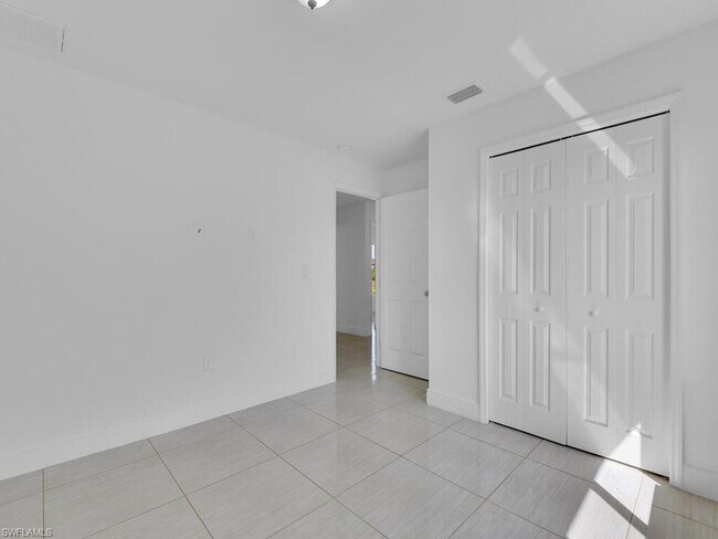 Building Photo - 716 Harry Ave S