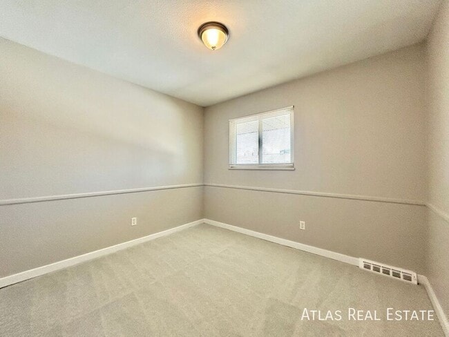 Building Photo - 9117 E Nassau Ave