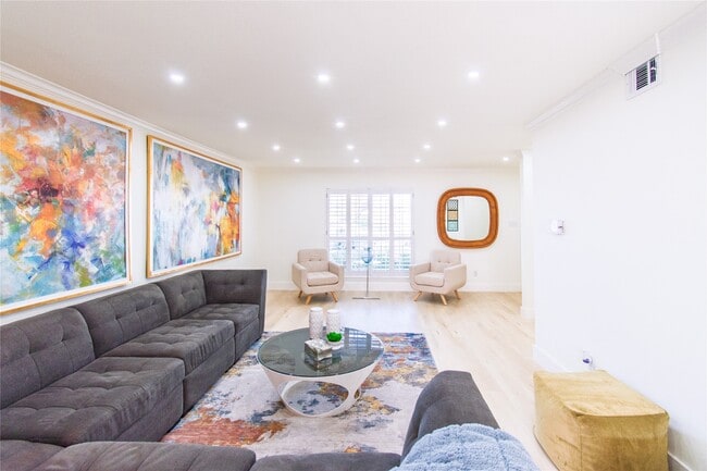 Building Photo - 5805 Valley Forge Dr