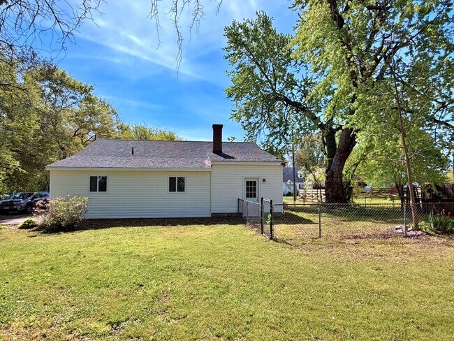 Building Photo - Rancher with Large Back Yard!