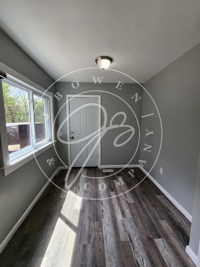 Building Photo - Charming 3-Bedroom brand new inside!  Coun...