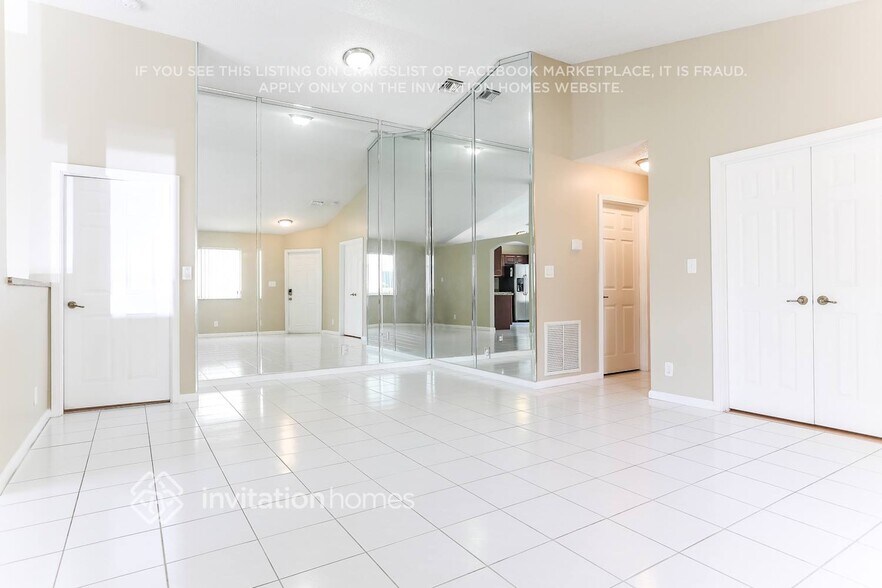 Building Photo - 1401 Banyan Cir