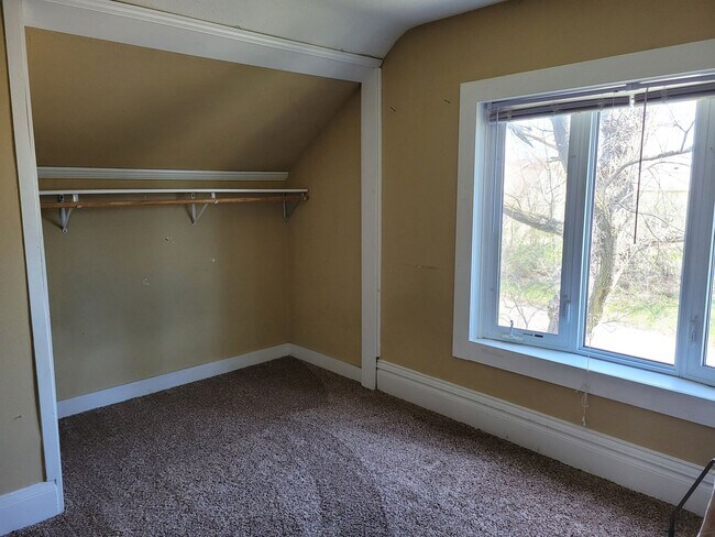 Building Photo - 4 bedroom 2 bath house in SE St Cloud