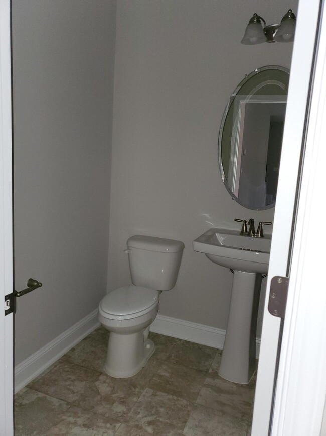 Building Photo - 560 Hampstead Pl